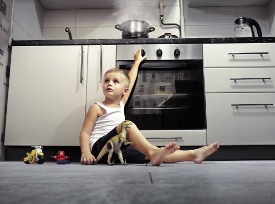 enfant-jouant-dans-cuisine-cuisiniere-gaz_165194-400